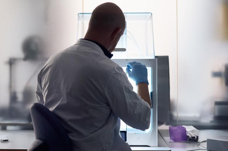 Lege på laboratorium.