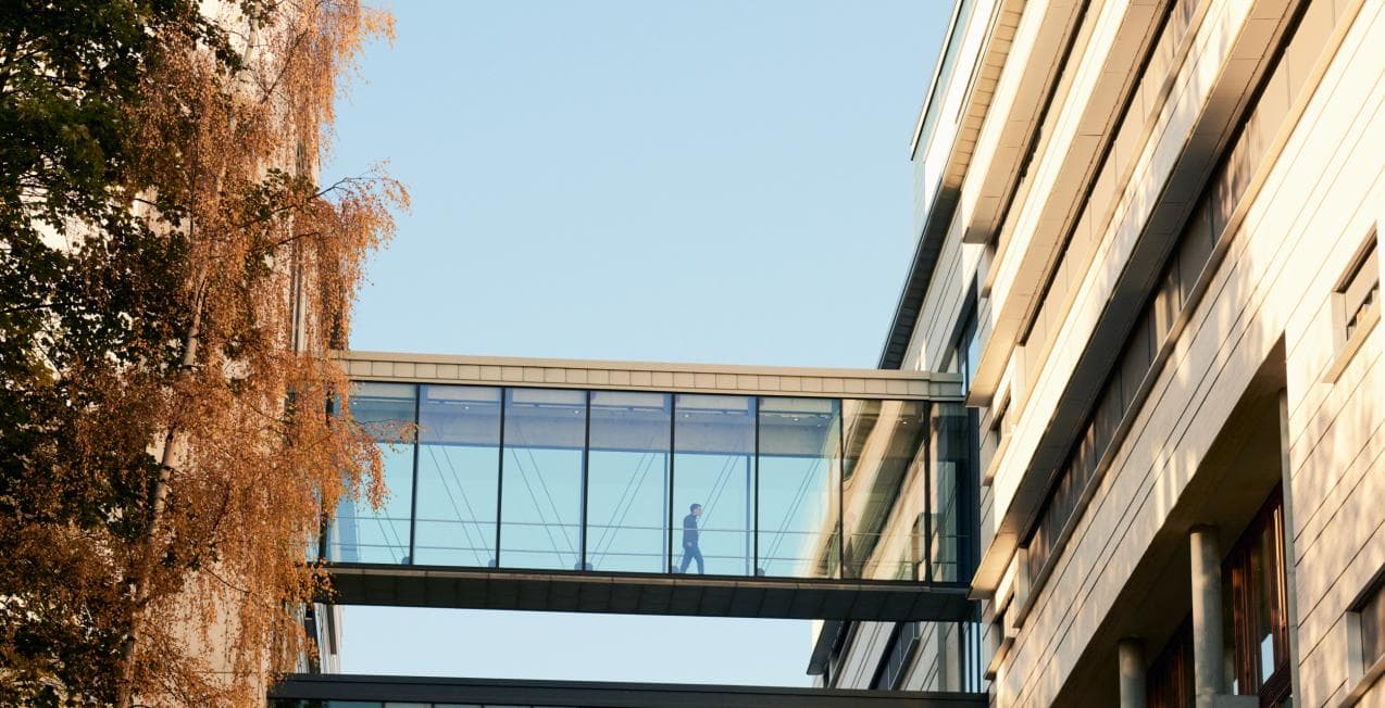 Bygninger med bro mellom