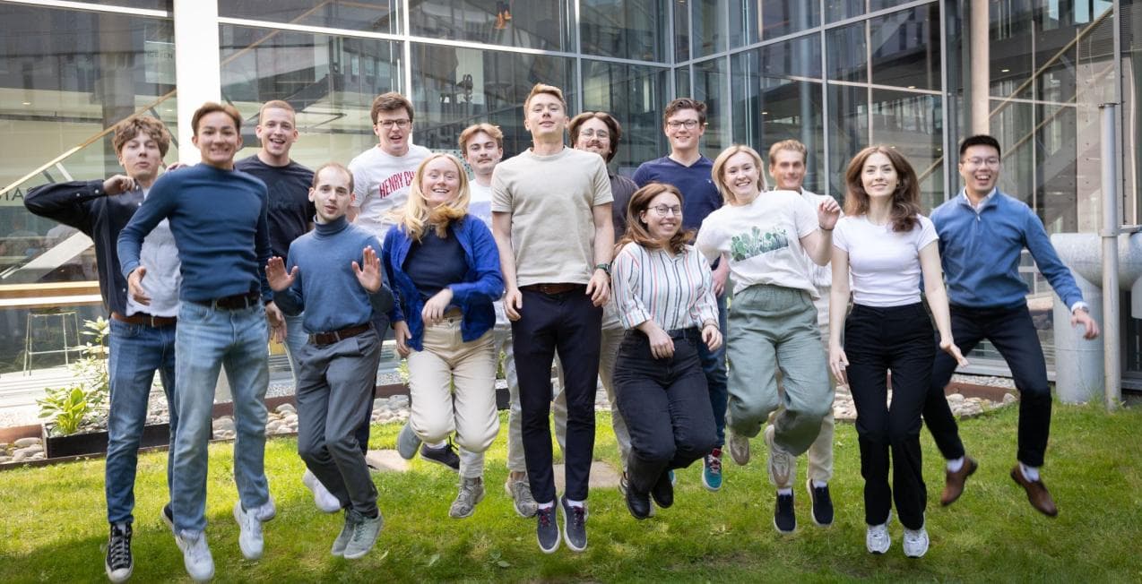 Foto av sommerstudentene som hopper