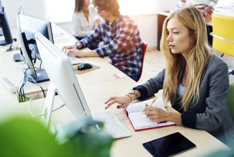 Kvinnelig student foran dataskjerm