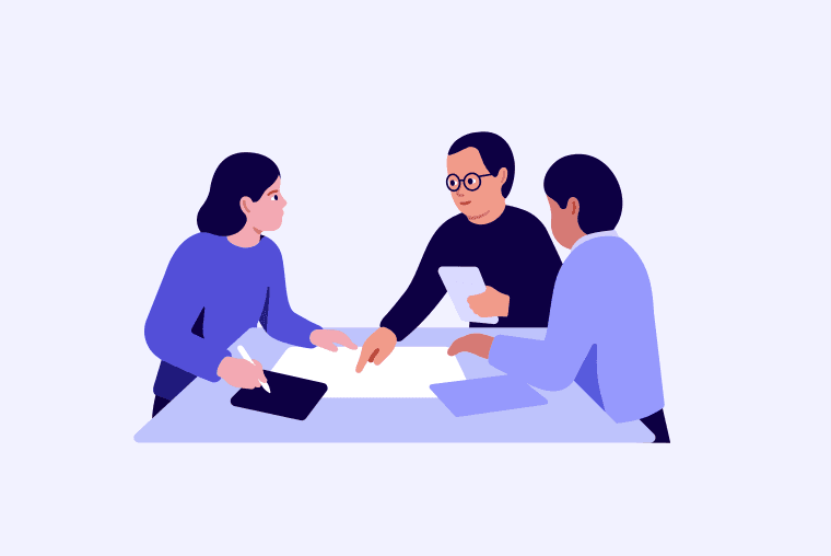 Illustrasjon av tre personer som står rundt et bord og diskuterer