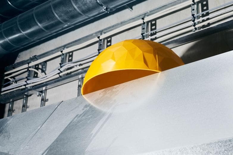 Vernehjelm og aliminiumsrør.