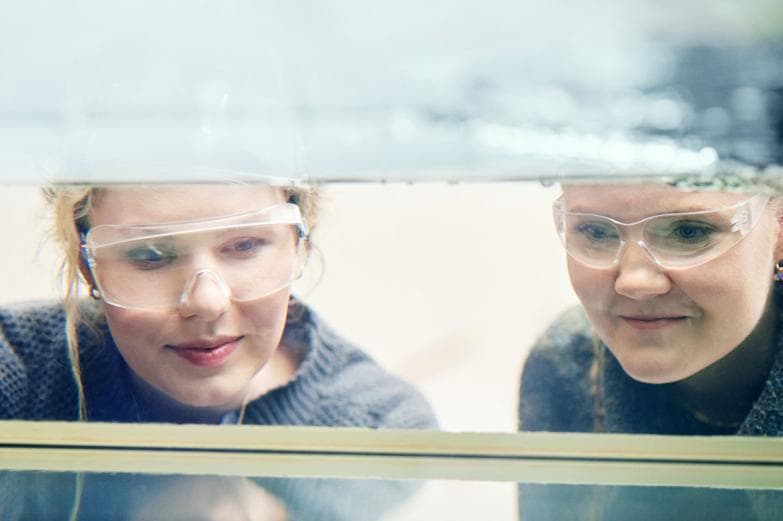 To kvinnelige forskere med vernebriller.