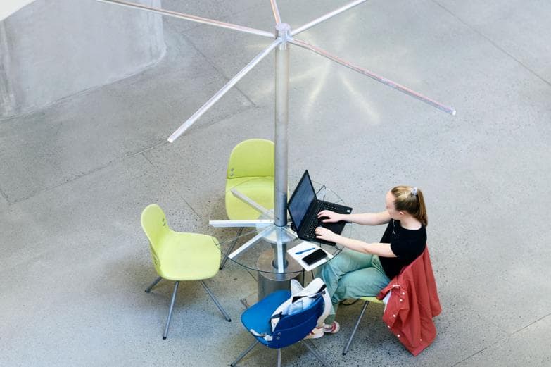 Elev som sitter ved PC sett ovenfra.