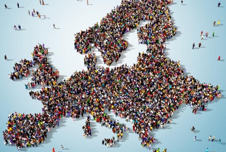 En stor gruppe mennesker som danner et Europa-kart